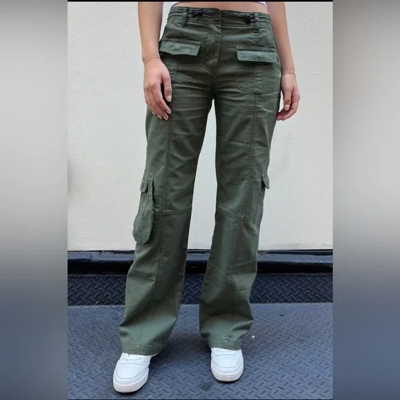 Brandy Melville Kim cargo pants in green. - Picture 5 of 5